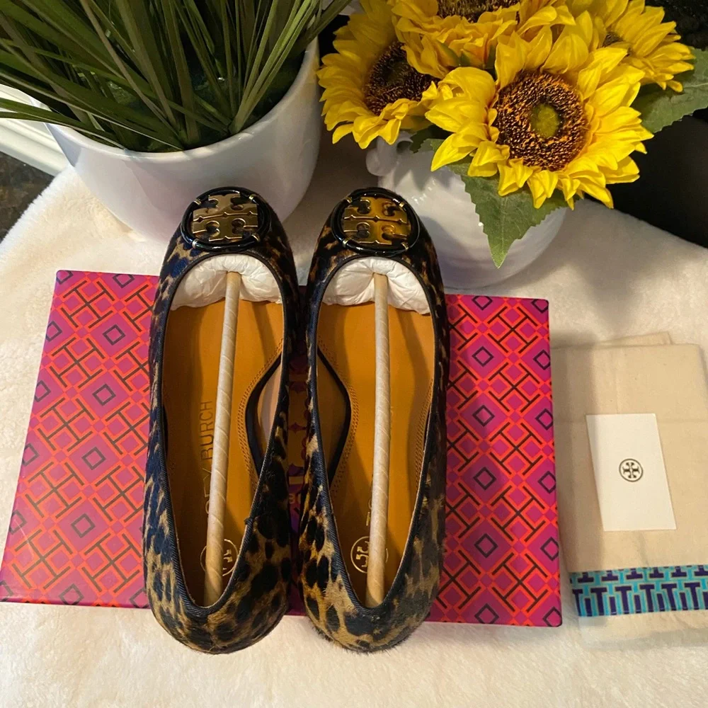 TORY BURCH MULTI-LOGO LEOPARD PUMP